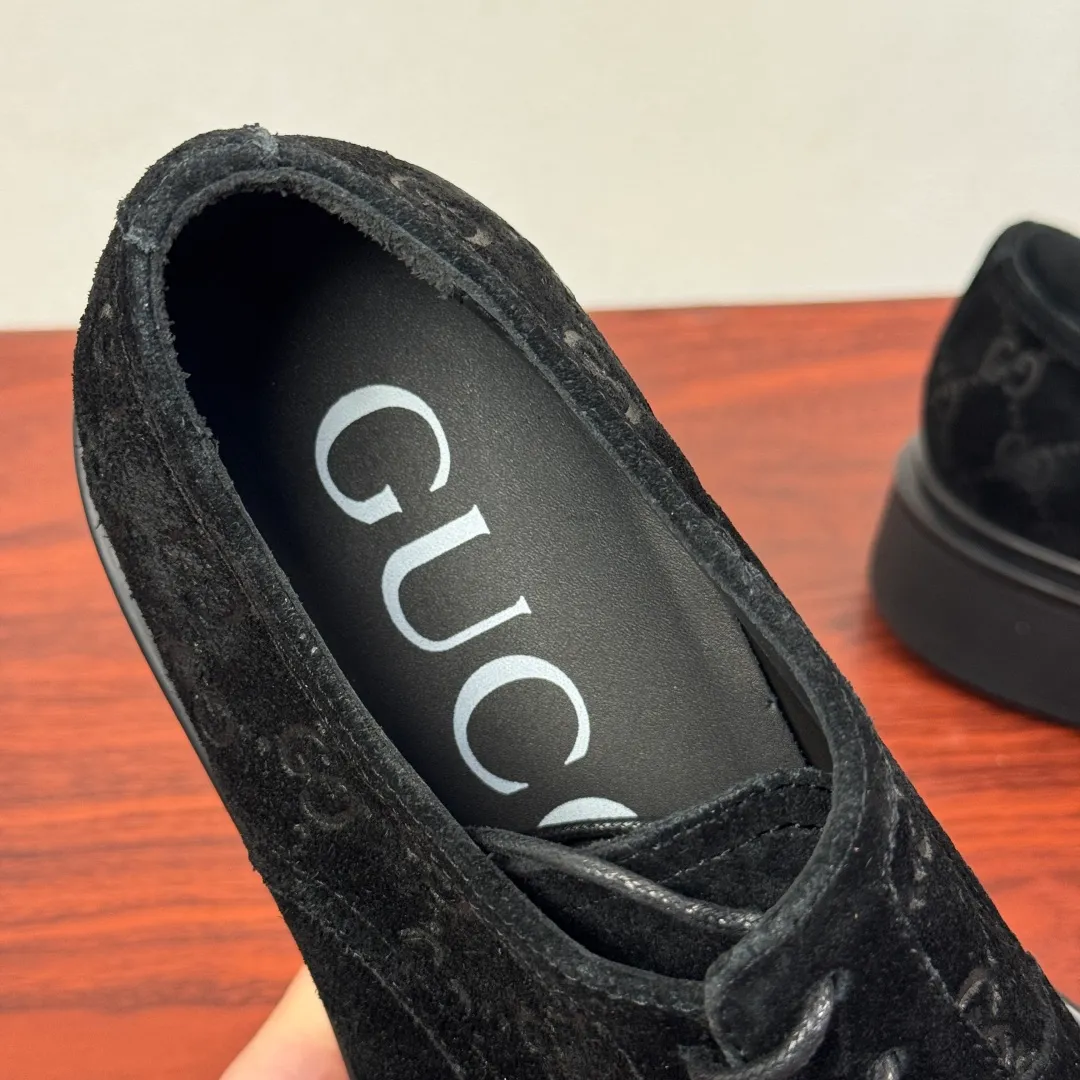 Batch 780 Gucci/Gucci new men's lace-up shoes with GG details, suede leather derby shoes! Rooted in the brand's heritage, these men's lace-up shoes are crafted from suede calfskin and embellished with GG-print embossed suede details in homage to Gucci's iconic monogram. The rubber sole decorated with GG pattern adds a touch of modern fashion to this design. Typical three-joint style design. European and American classic version, full calfskin lining. The overall upper texture is soft and the lining is comfortable and breathable. 2CM thickened soft rubber sole, easy to control. Versatile and stylish upper foot, multiple colors available to meet different matching needs, complete package! Size: 39-40-41-42-43-44 leather shoe size (38.45 can be customized) Item number: 7826Z suede black